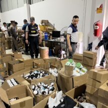 CIB ทลายโกดังลับ! บุกจับสินค้าปลอมพบห้องแห่งความลับซ่อนสินค้าแบรนด์ดัง มูลค่ากว่า 50 ล้านบาท