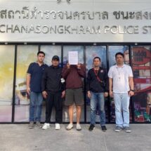 กองสืบตำรวจท่องเที่ยว จับกุมชายชาวจีนลักลอบทำทัวร์เถื่อน รูปแบบ F I Tหน้าวัดพระแก้ว ตบตาเจ้าหน้าที่ตำรวจด้วยวิธีการขับรถเอง นำเที่ยวเอง จัดการโปรแกรมเที่ยวเองเต็มระบบ ด้วยการบริการรูปแบบ VIP กินหรู อยู่สบาย โดยจองโปรแกรมนำเที่ยวผ่านระบบออนไลน์