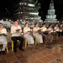 ปทุมธานี-พุทธศาสนิกชนพาครอบครัวทำบุญเวียนเทียนรอบอุโบสถเก่าแก่อายุ ๓๕๕ ปี พร้อมร่วมจุดประทีป ๑,๐๐๐ ดวงรอบอุโบสถถวายเป็นพุทธบูชาเนื่องในวันวิสาขบูชา