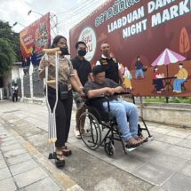 หนุ่มช่างไฟฟ้าทาสแมวร้อง “จ่าคิงส์“โดนรถสไลด์บริษัทดัง ชนจนพิการ 1 ปี คดีไม่คืบ!!