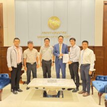ปทุมธานี-กลุ่มเดอะทีมปทุมธานี ยื่นหนังสือร้องเรียนถึงรมว.คมนาคม เร่งแก้ปัญหาภูมิทัศน์เกาะกลางถนน ไฟฟ้าส่องสว่างดับเรื้อรังมานาน