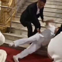 เพจนักข่าวสายทหารโชว์คลิป“ลุงป้อม”เดินป๋อ หลังมีคลิปลื่นล้มฟาดพื้นแชร์ว่อน !!