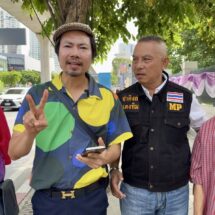 ยายพาหลานชายนอนมาในรถพยาบาล ร้องขอความเป็นธรรมตำรวจกองปราบฯ กรณีถูกปิคอัพชนพิการตลอดชีวิต