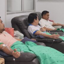 ปทุมธานี-นายกแจ๊สชื่นชมทหารถล่มต่อเนื่องให้เขมร เป็นคนขอเจรจา ก่อนนำทีมคนรักปทุมรองนายก สจ.บริจาคโลหิต