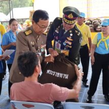 พระบาทสมเด็จพระเจ้าอยู่หัว ทรงพระกรุณาโปรดเกล้าโปรดกระหม่อมให้ องคมนตรี ร่วม กับมูลนิธิราชประชานุเคราะห์ในพระบรมราชูปถัมภ์ เชิญสิ่งของพระราชทานมอบแก่ประชาชนผู้ประสบอุทกภัยในพื้นที่ จ.แพร่