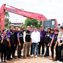พิษณุโลก อบจ.พิษณุโลก ช่วยขุดลอกวัชพืชป้องกันและบรรเทาปัญหาน้ำท่วมขังให้ประชาชนในเขตเทศบาลตำบลบ้านคลอง อ.เมืองพิษณุโลก