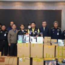 สำนักงาน กสทช. บุกจับวิทยุสื่อสารเถื่อนกว่า 2 หมื่นเครื่อง มูลค่ารวมกว่า 20 ล้านบาท หลังบุกจับมือถือไม่ผ่านมาตรฐานขายผ่านออนไลน์กว่า 30 ล้านบาทก่อนหน้านี้