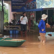 น่าน บ้านดอนตัน 100 กว่าหลังคาจมน้ำ ขณะที่เยาวชนฝีพายเรือแข่งอำเภอท่าวังผา ขนน้ำลงเรือแจกจ่ายช่วยชาวบ้าน