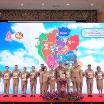 จังหวัดแพร่ “น้อมนำ” คู่มือบริหารจัดการโครงการอันเนื่องมาจากพระราชดำริเชิงพื้นที่ ด้วยกระบวนการ One Plan มาสนับสนุนการดำเนินงานโครงการอันเนื่องมาจากพระราชดำริในพื้นที่ฯ
