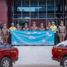 ตำรวจสอบสวนกลาง (CIB) ส่งขบวนรถลำเลียงถุงยังชีพสิ่งของจำเป็น เข้าพื้นที่ช่วยเหลือเจ้าหน้าที่ – ผู้ประสบภัยเหตุปะทะชายแดนไทย – กัมพูชา