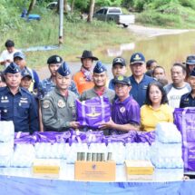 ผู้การกองบิน 46 พร้อมฝูงบินอิสระปฏิบัติราชการสนาม 466 (น่าน) ลงพื้นที่ ร่วมมฟื้นฟูหลังน่ำลด พร้อมนำถุงยังชีพ มอบให้แก่ ประชาชนในพื้นที่ อ.เวียงสา จ.น่