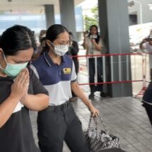 ตำรวจ บก.ปปป คุมตัว สีกากอล์ฟ ฝากขังศาล สีหน้าเคร่งเครียด ปัดตอบคำถามสื่อ