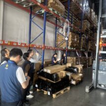 บก.ปคบ. สนธิกำลัง “ชุดสุดซอย” ทลายโกดังยึดหมวกกันน็อก-ภาชนะบรรจุอาหารไร้ มอก.