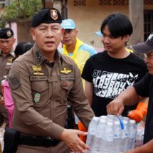 ผบ.ตร. ลงพื้นที่น่าน มอบถุงยังชีพ น้ำดื่ม และเครื่องอุปโภคบริโภค แก่ผู้ประสบภัย และให้กับข้าราชการตำรวจผู้ประสบภัยน้ำท่วม