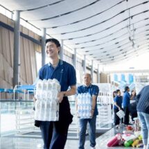 ปทุมธานี-ฟิวเจอร์พาร์คและสเปลล์ส่งมอบสิ่งของบริจาคให้กองทัพบกช่วยประชาชนในพื้นที่เสี่ยงภัย