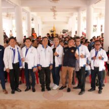 ผู้ช่วยรัฐมนตรีว่าการกระทรวงทรัพยากรธรรมชาติและสิ่งแวดล้อมมอบถุงน้ำใจให้ผู้ประสบภัยน้ำท่วมจังหวัดน่านจำนวน 900