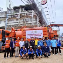 ปทุมธานี-อบจ.ปทุม-น่าน บูรณาการร่วมกับใช้รถดูดโคลนทำความสะอาดท่อระบายน้ำ พื้นที่อุทกภัยจังหวัดน่าน