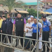 ปทุมธานี-ผวจ.ร่วม นายกแจ๊ส ทดลองสารปรับสภาพน้ำ คลอง 1 หน้ามัสยิดแก้วนิมิตร ผลทดสอบกลิ่นน้ำเน่าเบาบางลงทันที่ส่งผลดีกับชุมชน