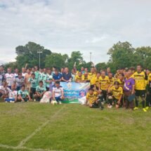 พลตรีเพชรรงค์ สิทธิด่าง อดีตผู้ทรงคุณวุฒิกองทัพบกพร้อมพันเอกประจวบ จันทร์ศิริประจำมทบ16นายคณิศร ด้วงแพง บก.ข่าวกีฬาภาค7 นายจีรศักดิ์ ด้วงแพง หัวหน้าข่าวอาชญากรรมภาค7สำนักข่าวราชการและนายธนกฤต หยิมหงุ่น พร้อมทีมงานมิตรภาพนักฟุตบอลร่วมกันมอบอุปกรณ์การกีฬาและทุนการศึกษาให้กับโรงเรียนวัดท่าเรืออุตสาหะวิทยาคาร ต.ท่าเรือ อ.ท่ามะกา จ.กาญจนบุรี