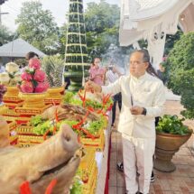 ปทุมธานี-ชาวปทุมธานีกว่า 1,000 ชีวิต หลอมรวมดวงใจ ร่วมรำถวายหน้าศาลหลักเมือง ในพิธีกราบสักการะพระปทุมธรรมราช และพิธีบวงสรวงสักการะเสาหลักเมือง และสมโภชศาลหลักเมืองจังหวัดปทุมธานี ประจำปี 2568