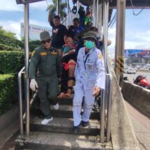ปทุมธานี!!! หนุ่มต่างชาติเครียดใช้กรรไกรทำร้ายตัวเอง หวังกระโดดสะพานลอย เจ้าหน้าที่ช่วยไว้ได้ทัน