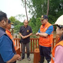 ชาวบ้าน ต.ช่อแฮ – ต.กาญจนา เก็บข้าวของหนีน้ำ หลัง “พายุใต้ฝุ่นคาจิกิ” ถล่ม ผู้ว่าแพร่ -ปภ.ลุยอำนวยความช่วยเหลือ