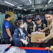 “ภูมิธรรม” รมว.มหาไทยนำทีมกรมปกครองเปิดปฎิบัติการ “สิงห์ปราบพยศ” ล้อมคอกบุกจับบ่อนในตำนาน “นวย ดอนเมือง” นักพนันร่วม 200 คน พบเงินหมุนเวียนเดือนละ 3-4 ร้อยล้านบาท