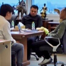 ‘จอนนี่ มือปราบ’ กราบขอโทษ ‘นายกฯ อิ๊งค์’ หอบพานมาลัยขอความเห็นใจ ‘บิ๊กเต่า’ หลังเจอหลายคดีรุม