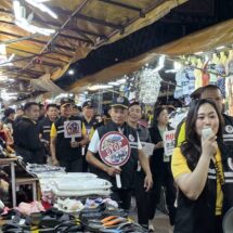 กอ.รมน.ร่วมกับสน.บางรัก ผลึกกำลัง DSI กรมทรัพย์สินและทางปัญญา เดินรณรงค์ต้านสินค้าละเมิดทรัพย์สินทางปัญญา ถนนพัฒน์พงษ์ ย่านสีลม ย้ำหยุดใช้ของปลอม เพื่อปกป้องตัวเองและสังคม