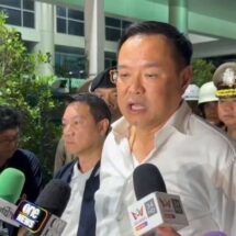 อนุทิน’ ติดตามความคืบหน้าการเร่งซ่อมแซมพื้นถนนสามเสนทรุดตัว เผย อยู่ระหว่างรอคอนกรีตเซตตัวอุดรอยรั่วป้องดันดินสไลด์ คาดสามารถคืนพื้นผิวการจราจรใน 2 สัปดาห์