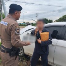 CIB ล่าระทึก! เก๋งสวมทะเบียนปลอมซิ่งหนีตำรวจทางหลวง ก่อนพุ่งชนเสาไฟฟ้าพังยับ