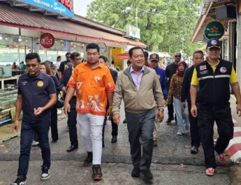 รมว.ยุติธรรมลงพื้นที่หมู่บ้านชาวเลราไวย์ ตรวจมาตรการป้องกันยาเสพติด ย้ำ “บำบัด-ฟื้นฟู-ป้องกัน-ปราบปราม” ควบคู่กัน