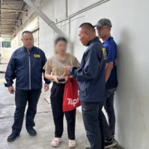 กองบังคับการปราบปราม (บก.ป.) พล.ต.ต.วิทยา ศรีประเสริฐภาพ ผบก.ป. พร้อมด้วย พ.ต.อ.บุญลือ ผดุงถิ่น รอง ผบก.ป., พ.ต.ท.พงศกร ตันอารีย์ รอง ผกก.2 บก.ป., พ.ต.ต.อดิศร อินทิยศ สว.กก.2 บก.ป. และนายแสน สุรวิญญูวร ผอ.สปท. ร่วมแถลงผลปฏิบัติการ “ทลายขบวนการสวมบัตรเถื่อน ฟอกตัวเป็นไทย EP.2” หลังสืบสวนขยายผลจากคดีเมื่อเดือนเมษายนที่ผ่านมา