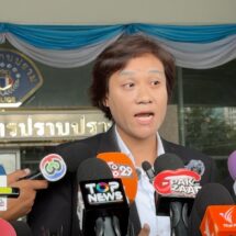 คดีเงินโอนวัดดังจ.ปทุมธานีโยงสีกาเยอรมนี ยังเดินหน้าสู่ความจริง ล่าสุด ทนายความผู้รับมอบอำนาจจาก “สีกาพลอย” (นามสมมติ) บุกกองปราบ ยื่นหลักฐานต้นฉบับตัวจริงเพื่อให้ตรวจสอบเส้นทางการเงินกว่า 12 ล้านบาท ที่ถูกโอนผ่านบัญชีของลูกความไปยังสมาคมในเยอรมนี ก่อนจะถูกโอนย้อนกลับเข้าบัญชีส่วนตัวของพระนักเทศน์ชื่อดัง ทนายยืนยันการร้องทุกข์ไม่เกี่ยวเรื่องส่วนตัว แต่ต้องการให้ความจริงปรากฏต่อสังคมว่า เงินบริจาคของวัดถูกใช้ไปอย่างไร ขณะที่ฝ่ายผู้เสียหายย้ำชัด “ศรัทธาในพระพุทธศาสนา” แต่กลับเสียความรู้สึกที่ถูกใช้เป็นเพียงทางผ่านทางการเงิน