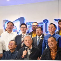 พรรคภูมิใจไทยเปิดบ้านต้อนรับ “กลุ่มชุมพร” ยกทีมเข้าร่วมงาน นำโดย “ชุมพล-สุพล-วิชัย-นพพร” พร้อมทีมงาน อบจ.ชุมพร แบบไร้เงื่อนไข ไม่ผูกพันสัญญาการเมืองใด ๆ ส่วน “เอกนัฏ” ยังไม่ชัดเจนอนาคต