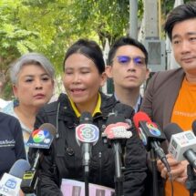 “อี้ แทนคุณ – ต้นอ้อ เป็นหนึ่ง” นำทีมบุกกองปราบ พา สาว–สาวประเภทสอง ร้องกองปราบ หลังถูกชายสวมเครื่องแบบทหาร–ตำรวจ แอบอ้างตัวเป็นข้าราชการ หลอกลวงผู้หญิงมีฐานะดี ทำให้เสียเงินทอง ถูกข่มขู่ทำร้ายร่างกาย รวมถึงเอาข้อมูลไปแอบอ้างขายสินค้าออนไลน์ ผู้เสียหายเกือบร้อยราย ระบุชายคนดังกล่าวมีพฤติกรรมสองบุคลิก อารมณ์รุนแรง ยังหลอกเหยื่ออย่างต่อเนื่อง ทำให้เกิดความหวาดระแวงในสังคม