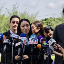 แพทองธาร พินทองทา พร้อมสามี เข้าเยี่ยม ’ทักษิณ‘ ที่เรือนจำคลองเปรม ถือจดหมายหลานเข้าไปให้คุณตา