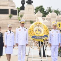 นายกรัฐมนตรีนำคณะรัฐมนตรีและข้าราชการทั่วประเทศ ร่วมวางพวงมาลาถวายราชสักการะ “วันนวมินทรมหาราช” แสดงความจงรักภักดีและสำนึกในพระมหากรุณาธิคุณในหลวงรัชกาลที่ 9