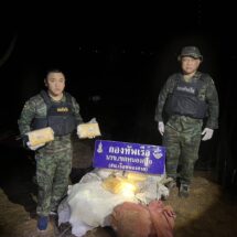 นบ.ยส.24“ โดยสน.ท่าเรือหนองคาย ปรับการข่าวเชิงรุก กดดันผู้ค้าและผู้ลักลอบขนยาเสพติดสามารถตรวจยึดยาบ้า ได้จำนวน 1 ล้านเม็ด ชี้ ผู้ต้องหาถูกเจ้าหน้าที่กดดันจึงทิ้งของกลางหลบหนี