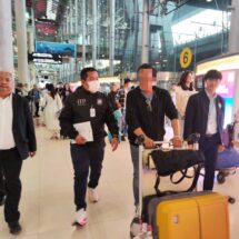 ด่วน! ตำรวจท่องเที่ยวบูรณาการกรมการท่องเที่ยว บุกจับ “ทัวร์เถื่อน” คาสนามบินสุวรรณภูมิ หลังปล่อยให้จบทริปเพื่อไม่ให้นักท่องเที่ยวเสียหาย
