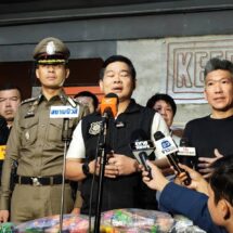 เจ้าหน้าที่ป.ป.ส. สนธิกำลัง สืบสวนตม. ทหารและตำรวจ นำกำลังตรวจค้นสถานบันเทิงแห่งหนึ่ง ในซอยราชปรารภ 14 หลังได้รับการร้องเรียนว่าเปิดเกินเวลา และพบว่ามีนักท่องเที่ยวที่มาใช้บริการใช้สารเสพติด จากการตรวจหาสารเสพติด พบว่านักท่องเที่ยว มีปัสสาวะสีม่วง กว่า 20 คน