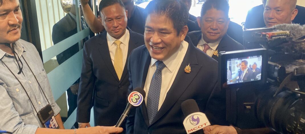 “ธรรมนัส” โบ้ย ไม่รู้เรื่อง “กัน จอมพลัง” เขียนข้อบังคับยกทรัพย์สินให้มูลนิธิธรรมนัส แจง ตอนทำไม่ได้มาถาม บอก มือใหม่หัดขับ ทำอะไรไม่ค่อยคิด ยัน ไม่เกี่ยว กธ. พ้อสื่อ ไม่เคยถามเรื่องความเดือดร้อนชาวบ้าน