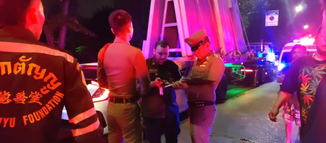 เก๋ง พุ่งชนท้าย รถบรรทุก กลางถนนประชาชื่น สาวชาวลาวนั่งเบาะซ้ายถูก อัดก๊อปปี้เสียชีวิตคาที่ ส่วนคนขับเจ็บสาหัส เจ้าหน้าที่เร่งนำร่างออกมา ก่อนส่ง รพ.