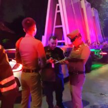 เก๋ง พุ่งชนท้าย รถบรรทุก กลางถนนประชาชื่น สาวชาวลาวนั่งเบาะซ้ายถูก อัดก๊อปปี้เสียชีวิตคาที่ ส่วนคนขับเจ็บสาหัส เจ้าหน้าที่เร่งนำร่างออกมา ก่อนส่ง รพ.