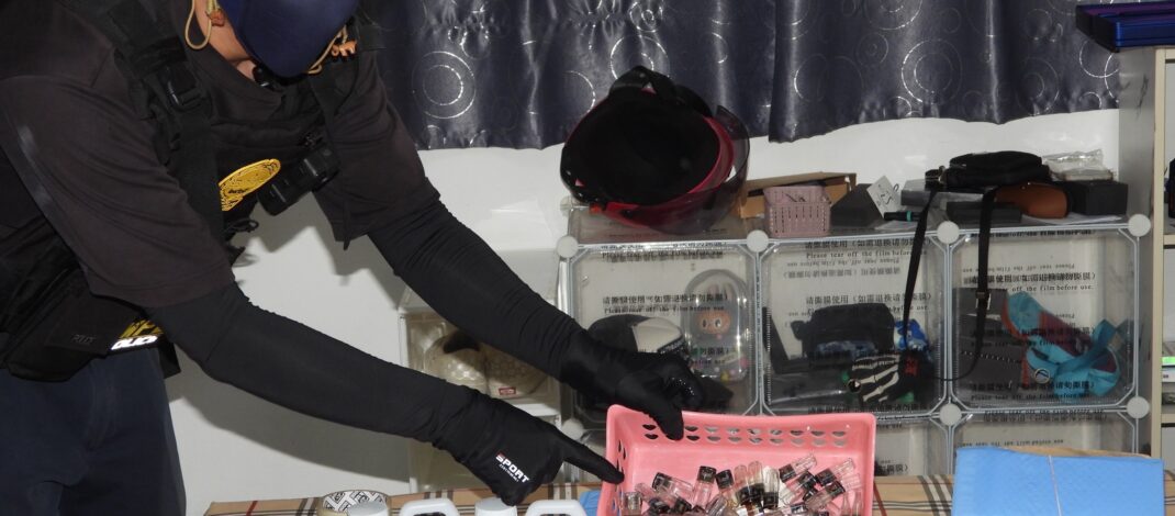 ชุดปราบปรามยาเสพติดนครบาลบุกรังอาร์มพ่อมดกับพวกผสมพอร์ตเค”