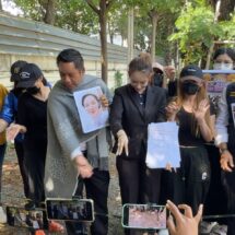 เหยื่อ ‘ร่างทรงพญานาค’ แห่ร้องกองปราบ โดน’อาจารย์มิ้น’ หลอกขายอัญมณีหลักแสน โยนทิ้งพื้น ถามหาความศักดิ์สิทธิ์กลุ่มผู้เสียหายกว่า 10 ราย รวมตัวเข้าแจ้งความที่ กอง