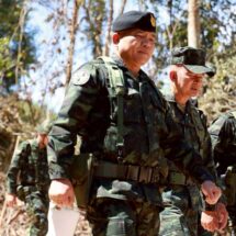 “แม่ทัพเติ่ง” ลงพื้นที่ตรวจความพร้อมรบของกำลังป้องกันชายแดน จ.สุรินทร์ เน้นย้ำ การซักซ้อมแผนการปฏิบัติให้เกิดความพร้อม ในการปฏิบัติหน้าที่อย่างเข้มแข็ง อดทน และไม่ประมาท โดยได้มอบสิ่งของบำรุงขวัญเป็นกำลังใจผู้ปฏิบัติงานในแนวหน้า