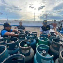 บก.ปคบ. ลุยพิษณุโลก! ตรวจโรงบรรจุก๊าซหุงต้ม พบน้ำหนักขาดเฉลี่ยถังละ 1.1 กก. อายัดของกลาง 52 ถัง ดำเนินคดีตามกฎหมาย