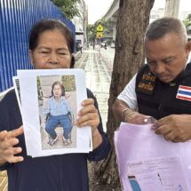 คุณป้ากระเป๋ารถเมล์วัยดึก ประสบอุบัติเหตุรถตัดหน้า ขณะปฏิบัติหน้าที่เก็บค่าโดยสาร จนข้อมือหักทั้ง 2 ข้างไร้เยียวยาจากคู่กรณีและบริษัทต้นสังกัด