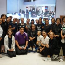 “วันรวมน้ำใจ”นิกม์ แสงศิรินาวิน ชวนคนพิการและผู้สูงอายุร่วมจัดทำ “โบว์เข็มกลัดไว้อาลัย” มอบให้ประชาชนฟรีเมื่อวันที่ 18 พฤศจิกายน 2568 ที่ อาคาร The Cloud, โรงแรมเมโทรพอยท์ ถนนลาดพร้าว ซอย 130 กทม.